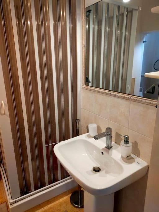 Casa Vacanza "Il Cortiletto" Шака Екстериор снимка